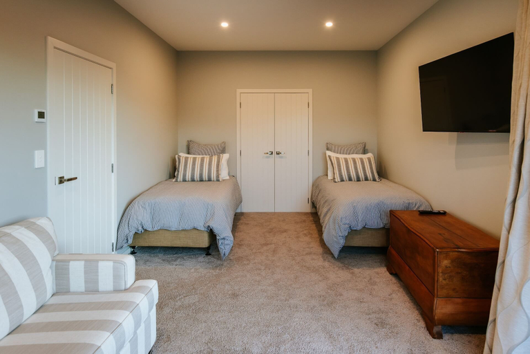 Bedroom 2, Te Moana - Lake Views - Sleeps 7, Queenstown-Lakes