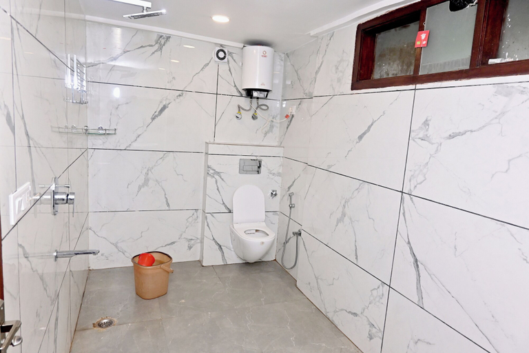 Bathroom 5, Hotel Golden By Admire Stay, Delhi