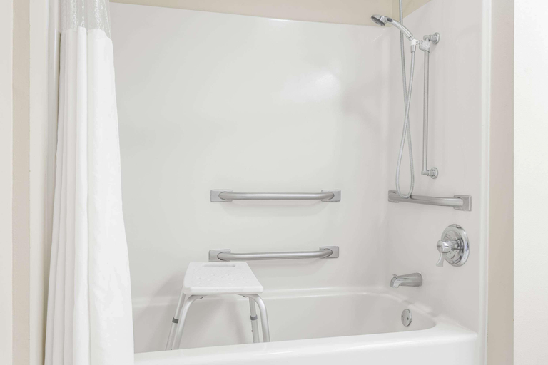 Bathroom 4, Days Inn by Wyndham Americus, Sumter