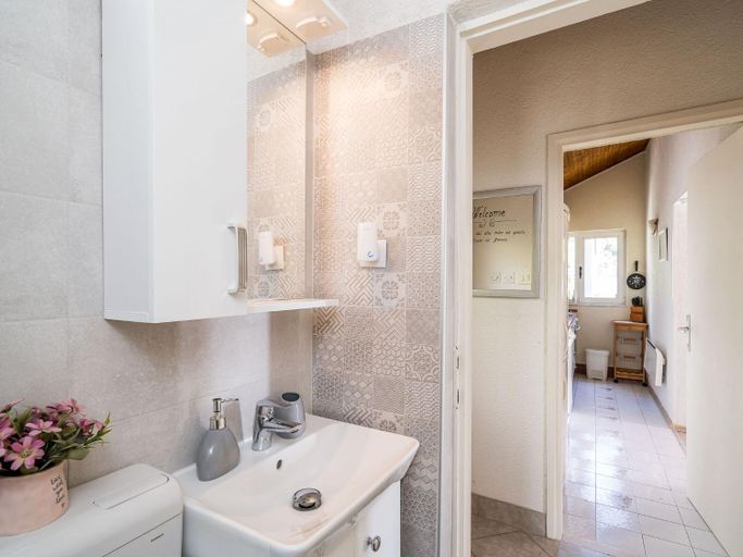 Bathroom 2, Indys Beach Apartments -Two Bedroom Apartment with Balcony and Sea View, Pojezerje