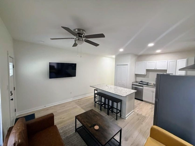 Room 4, Newly Renovated 2 Bedroom - B, Durham