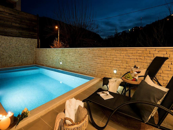 Sport & Beauty 2, Villa in Zrnovnica with Heated Saltwater Pool, Split