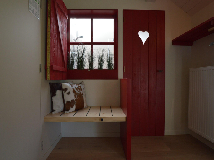 Others 5, Chic Retreat Near Lake  Fens, Liège