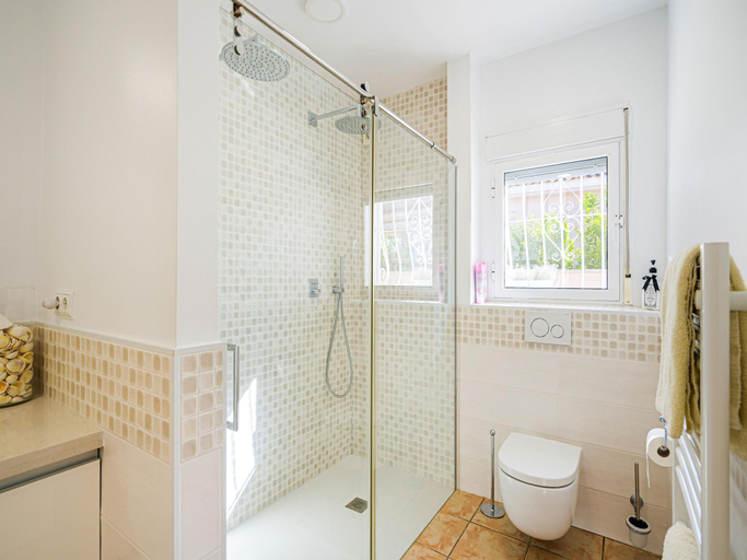Bathroom 3, Sunny Poolside Stay in Busot, Alicante