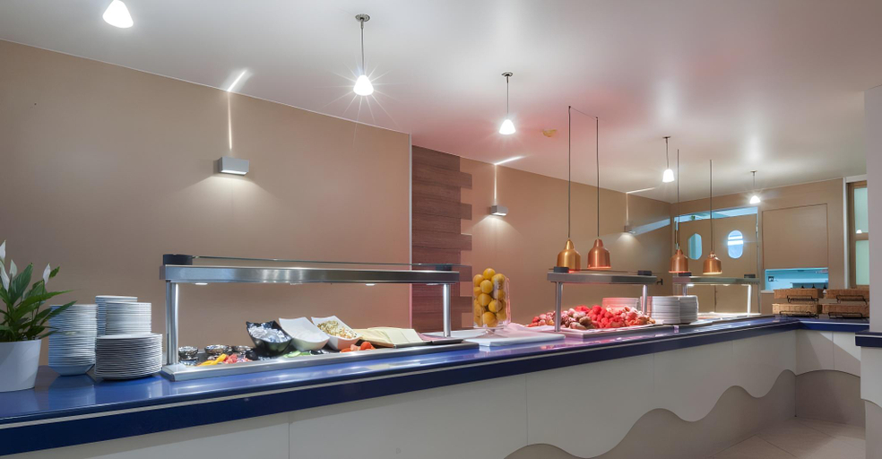 Food & Drinks 5, Bayview Hotel & Apartments