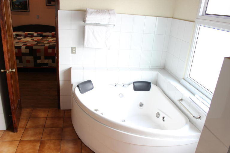 Bathroom 3, Hotel Pension Bonifaz, Quetzaltenango