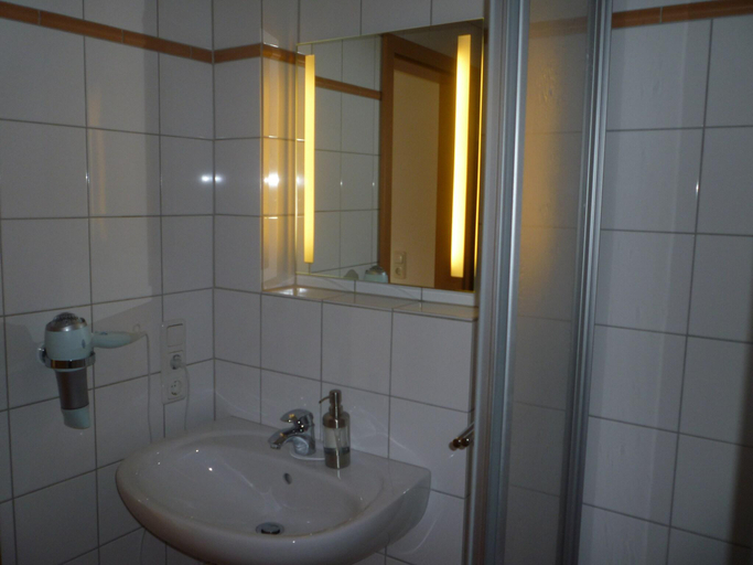 Bathroom 2, Wohnung mit Balkon und toller Aussicht, Waldeck-Frankenberg