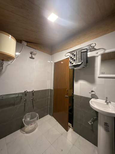Bathroom 4, Sunshine Cafe & Cottage Riverside, Kullu
