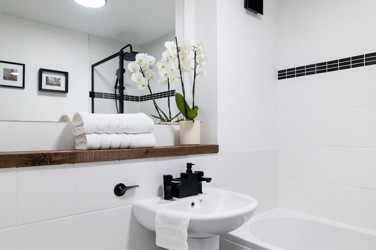 Bathroom 4, Spacious 2BR - Parking Near Edinburgh City Centre, Edinburgh