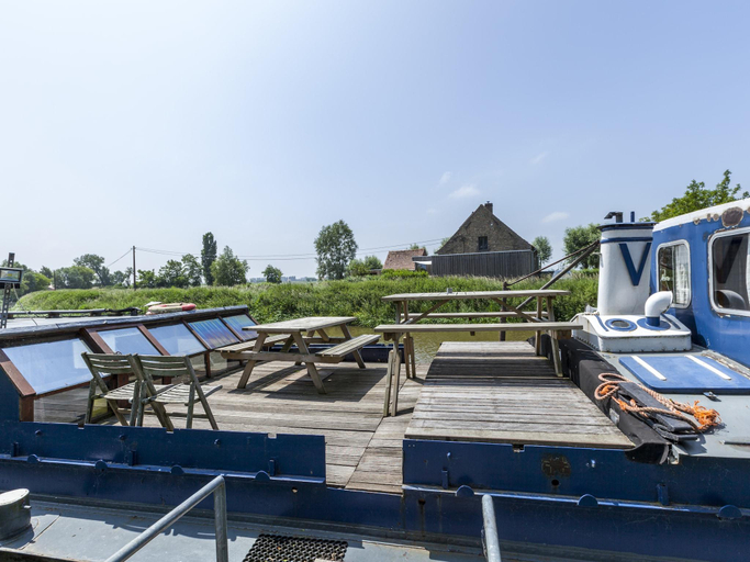 Others 4, Boat Getaway Near Lake, West-Vlaanderen