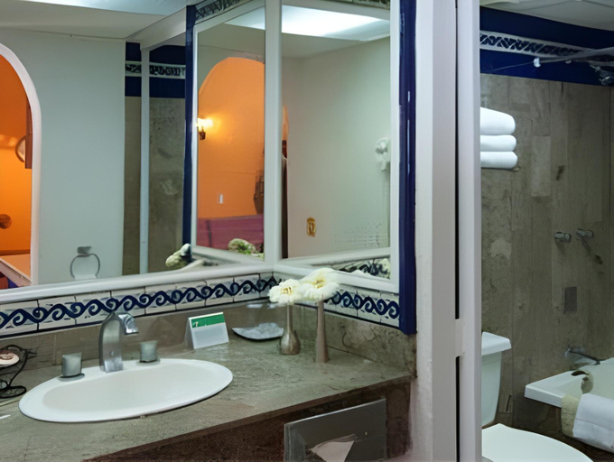 Bathroom 5, Hotel Villa Varadero, Puerto Vallarta