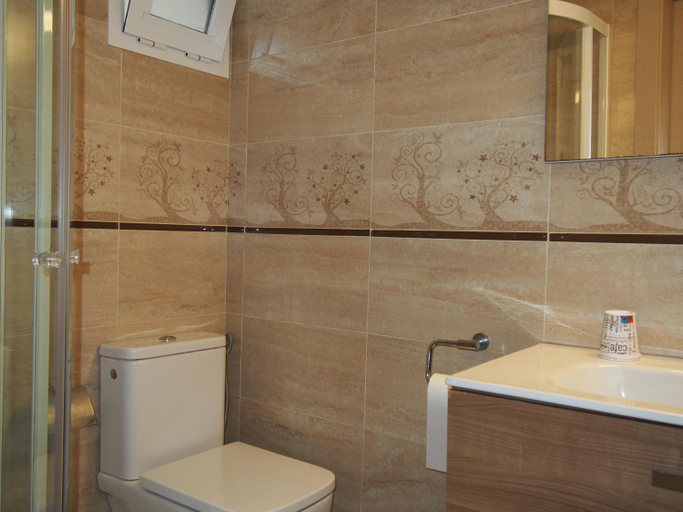 Bathroom 5, Hotel Roca Bella, Baleares