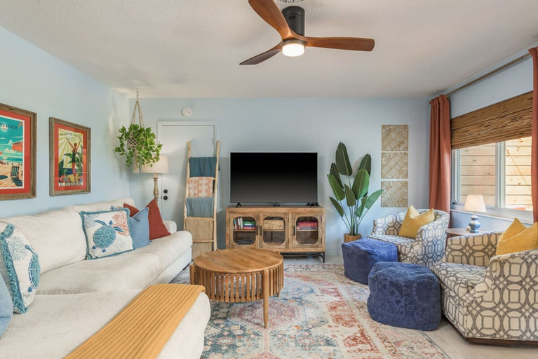 Room 1, Tropical Oasis With Hot Tub in Treasure Island, Pinellas