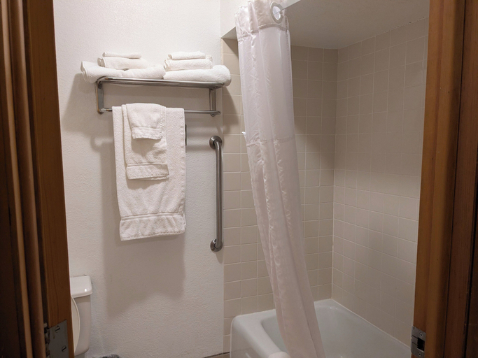 Bathroom 4, Magnuson Hotel Copper Crown, Houghton