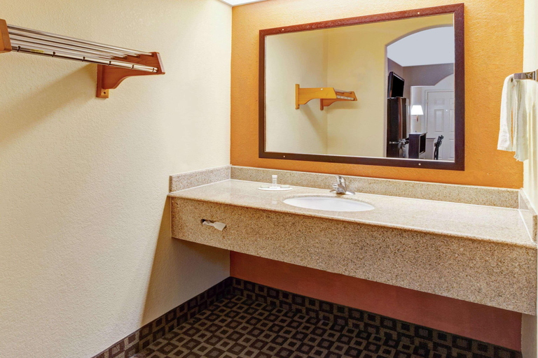 Bathroom 4, Super 8 by Wyndham Baytown/Mont Belvieu, Chambers