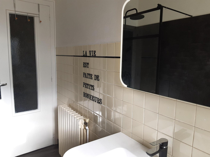 Bathroom 3, Quaint Holiday Home with Garden, Dordogne
