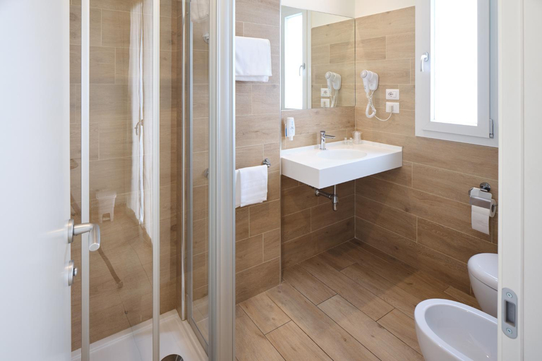 Bathroom 2, HOTELRISTORANTE IL PUNTO, Pesaro E Urbino