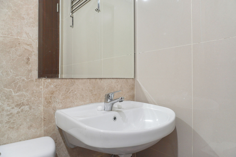 Bathroom 3, Modern Look And Nice Studio Transpark Bintaro Apartment, South Tangerang