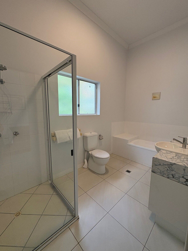 Bathroom 5, Sandcastles 1770 Motel & Resort, Miriam Vale