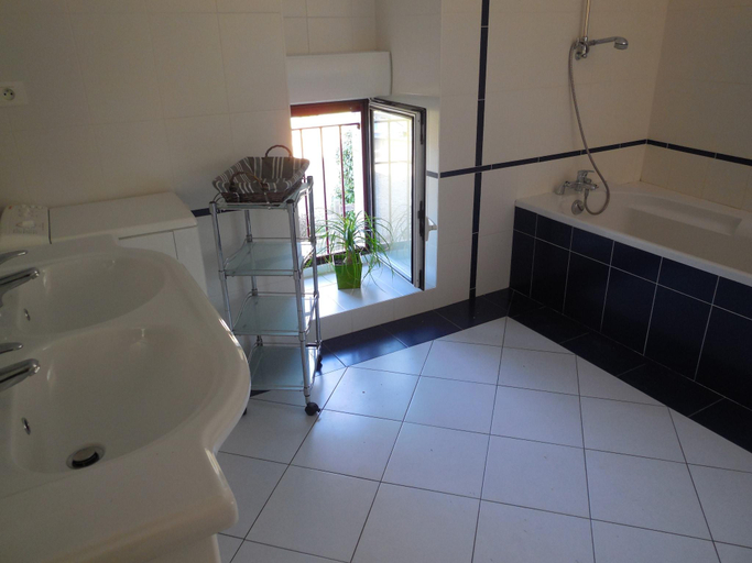 Bathroom 3, Family Escape with Terrace, Manche