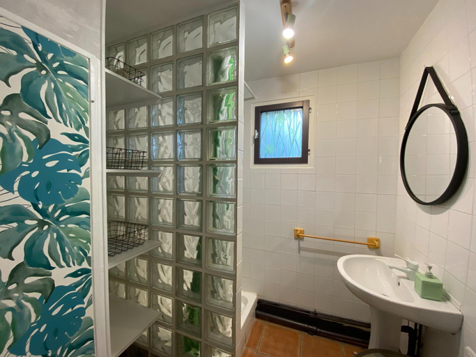 Bathroom, Cottage near Etretat Cliffs with Private Garden, Seine-Maritime