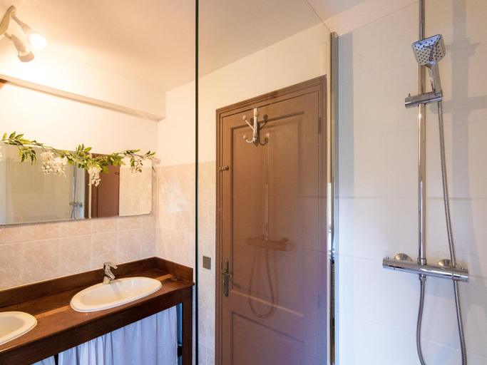 Bathroom 4, Magnificent holiday home with pool in Thenon, Dordogne