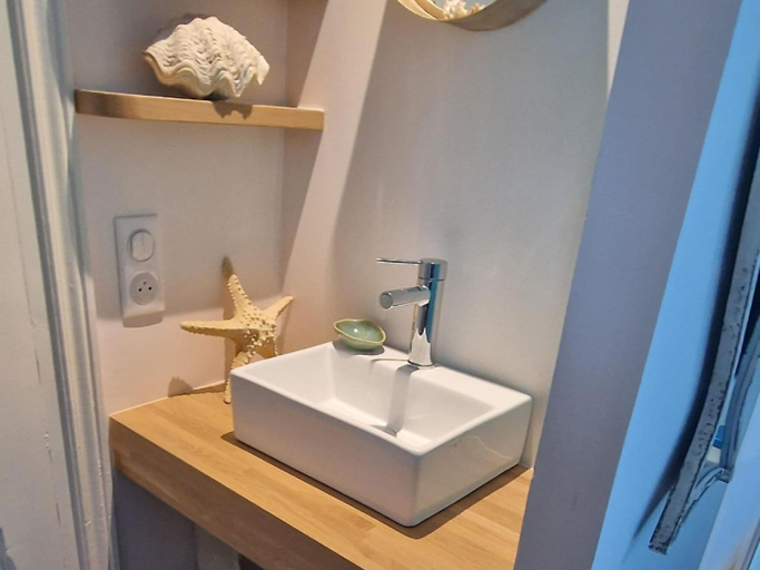 Bathroom 3, Holiday Home in Primel near Sandy Beach, Finistère