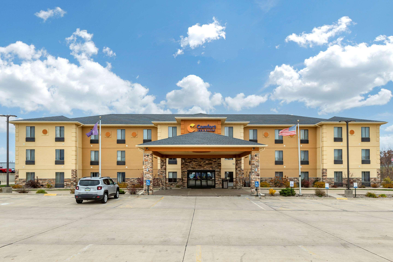 Exterior & Views 2, Comfort Inn & Suites Cedar Rapids North, Linn