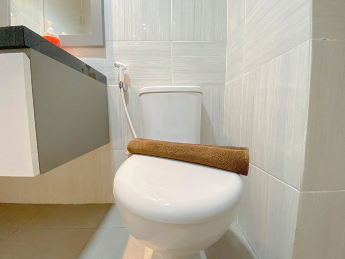 Bathroom 3, Cozy 1Br With Extra Room At Vasanta Innopark Apartment, Cikarang