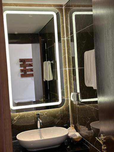 Bathroom 2, Doji Diamond Crown Haiphong, Hải An