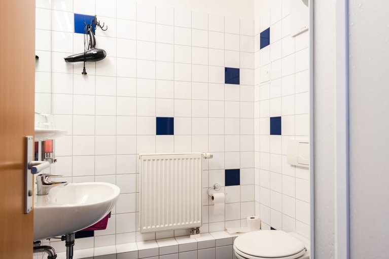 Bathroom 5, Basiskulturfabrik Oko-Hotel, Mecklenburgische Seenplatte