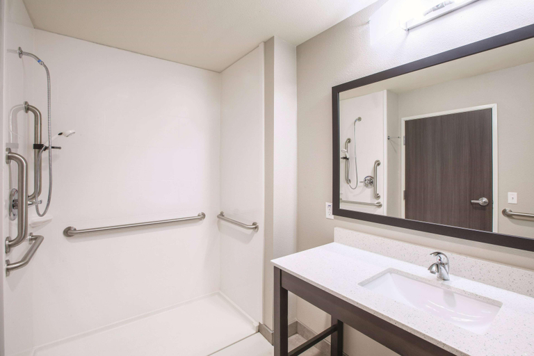 Bathroom, La Quinta Inn Suites By Wyndham Tulsa Broken Arrow, Tulsa