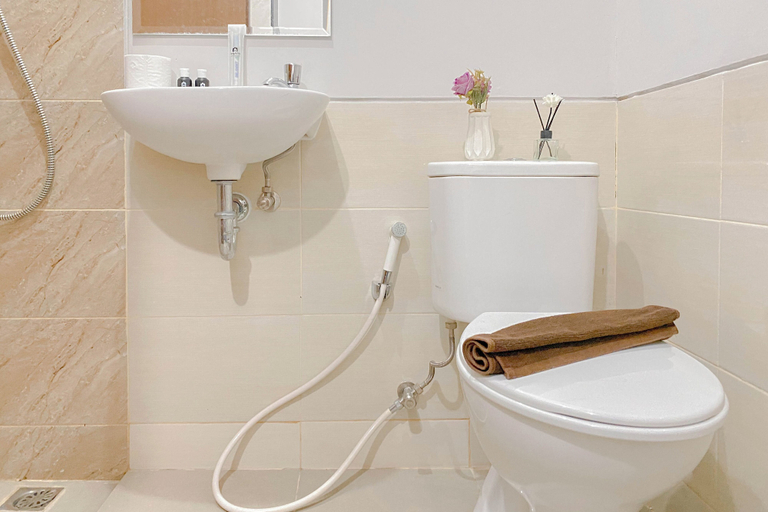 Bathroom 3, Good And Warm Studio Transpark Juanda Bekasi Timur Apartment, Bekasi