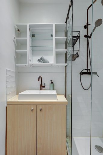 Bathroom, Chic 1BR Flat - Le Marais Charm, Paris