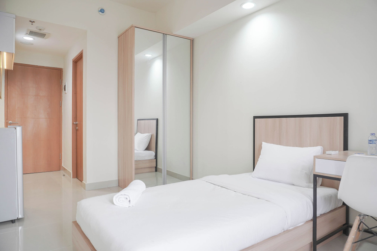 Bedroom, Warm And Comfort Studio At Evenciio Margonda Apartment, Depok