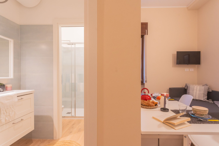 Room 4, Breva Apartment Nearby Como S G Train Station, Como