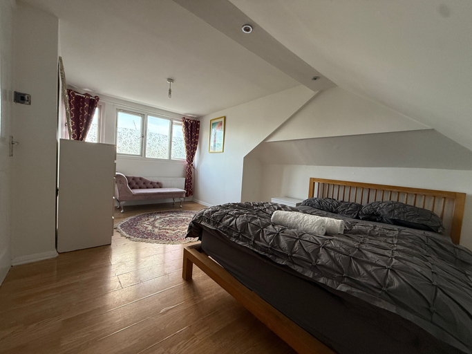 Bedroom 4, Duplex Sleeps 4 With Pets Allowed, London
