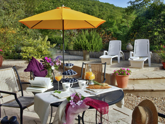 Food & Drinks 4, Stylish stay on a private estate with sauna, heated pool and bubble bath, Lot