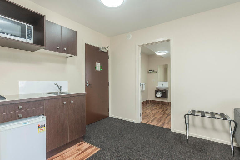 Others 5, 540 on Great South Motel, Waitakere
