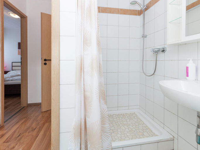 Bathroom 4, Ruhiger Bungalow am Hennesee mit Terrasse, Hochsauerlandkreis