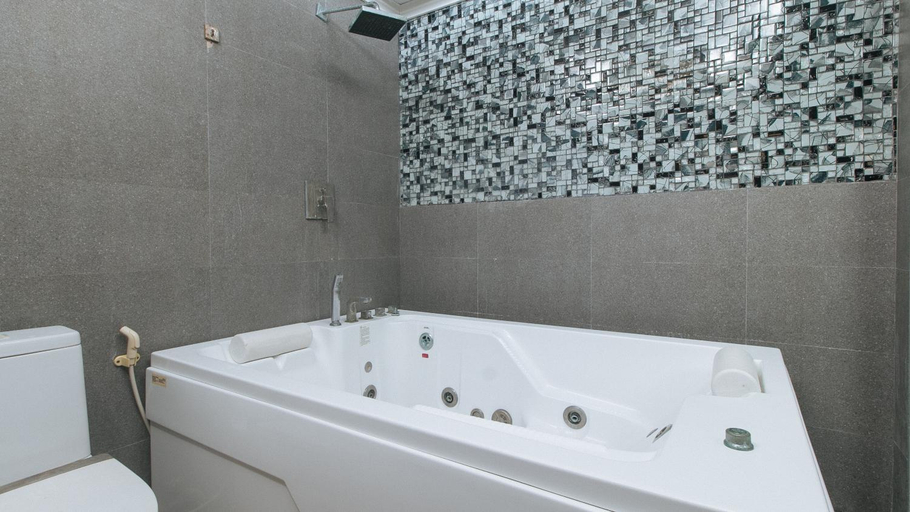 Bathroom 5, RedDoorz Hostel @ St Paul Village Lapulapu, Lapu-Lapu City