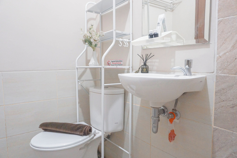Bathroom 3, Homey Studio At Transpark Juanda Bekasi Timur Apartment, Bekasi