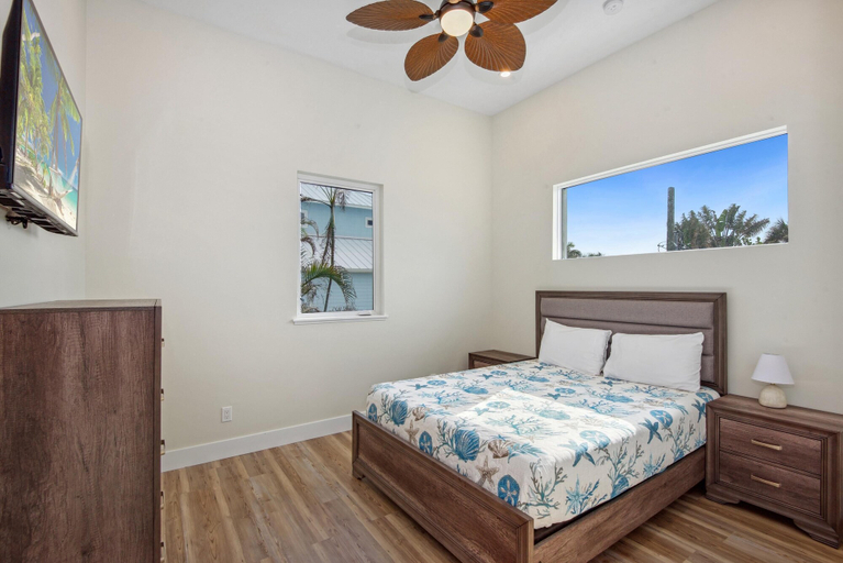Bedroom, Blue Dolphin View, Lee