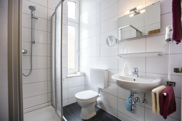 Bathroom 2, Graf Waldersee, Leer