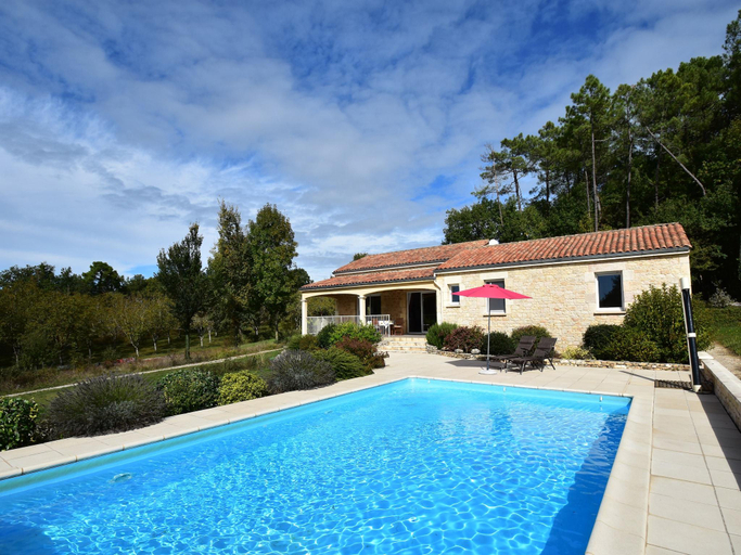 Sport & Beauty 3, Holiday home with private pool in Montclera, Lot