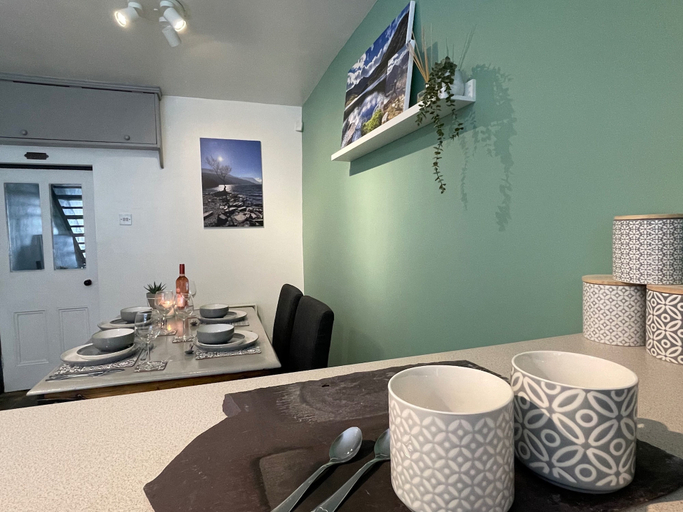 Others 5, Cottage - Sleeps 4 - Pet Friendly - Terrace, Gwynedd