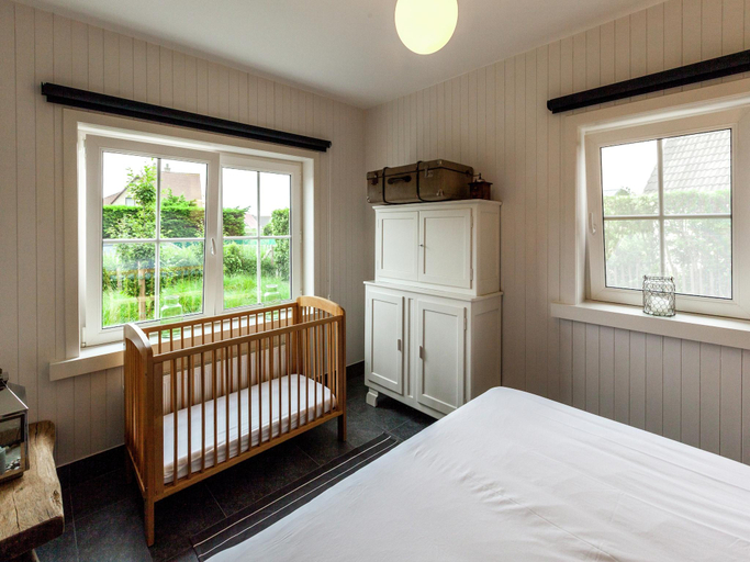 Bedroom 2, Beach Home with Bubble Bath, West-Vlaanderen