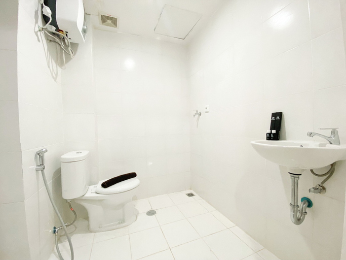 Bathroom 4, Well Furnished And Cozy Studio Paltrow City Apartment, Semarang