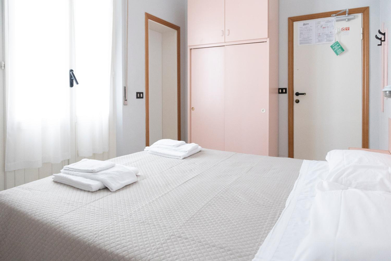 Bedroom 4, Hotel Laura Beach, Rimini