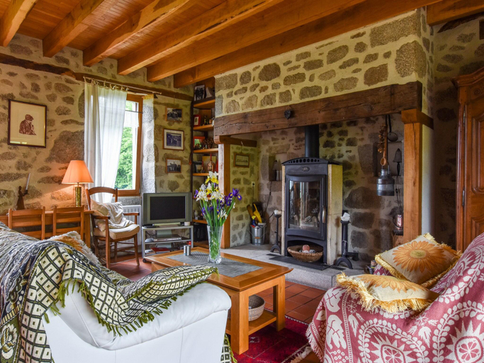 Others 3, Hilltop Haven in Parlan, Cantal